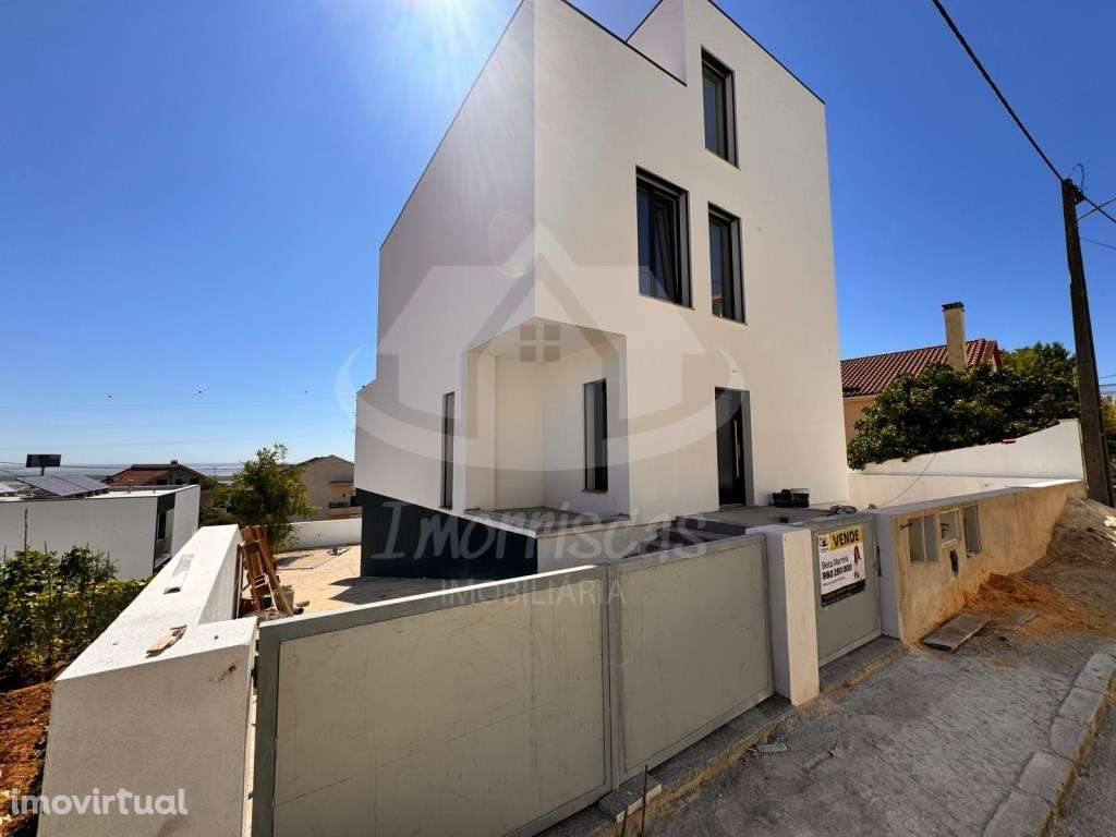 Moradia T4 com garagem, no Bairro das Maroitas em São João da Talha - Grande imagem: 2/45