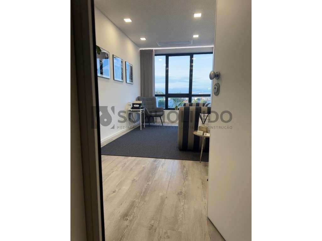 Sala/gabinete clínico disponível para arrendamento mensal. - Grande imagem: 4/11