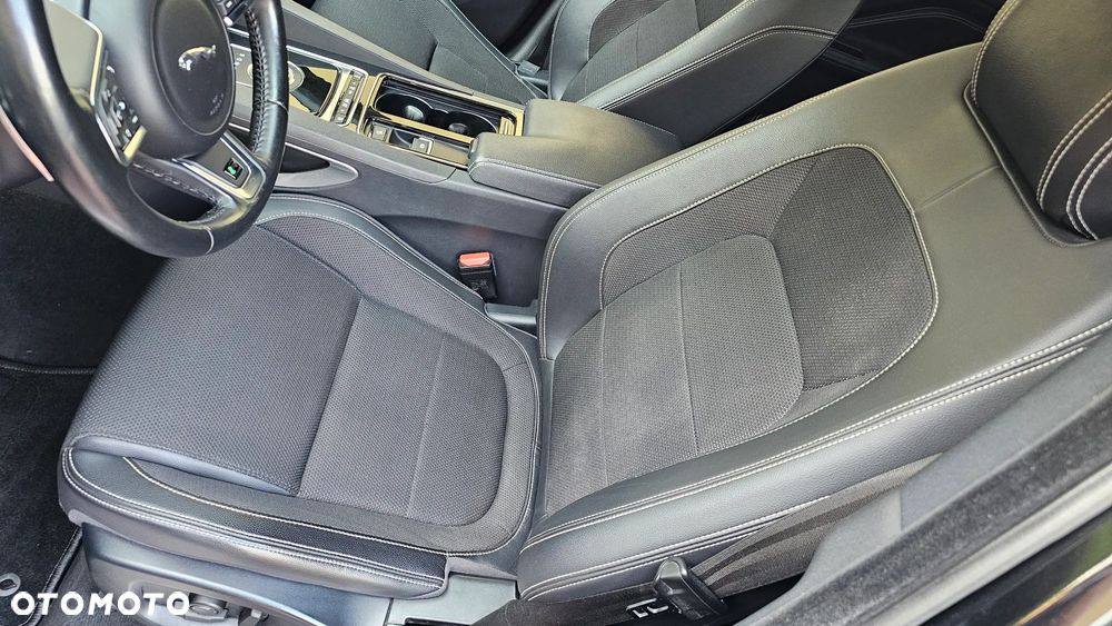 Jaguar F-Pace 30d AWD 300 Sport - 32
