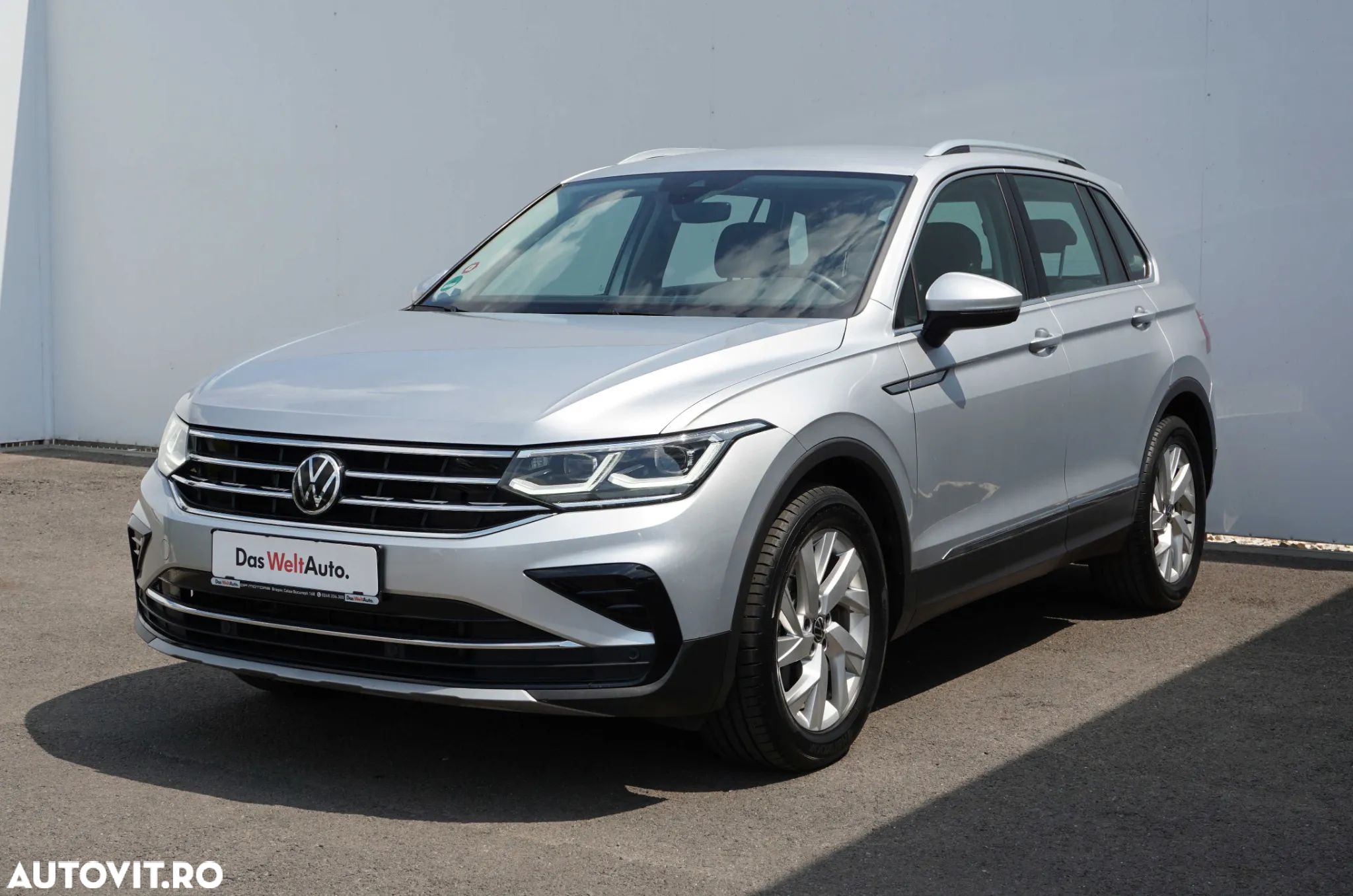 Volkswagen Tiguan - 1