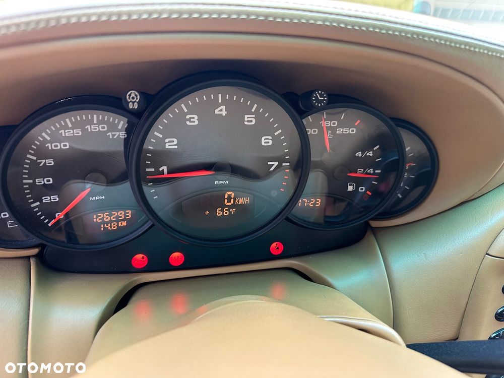 Porsche 911 Carrera 4 - 21