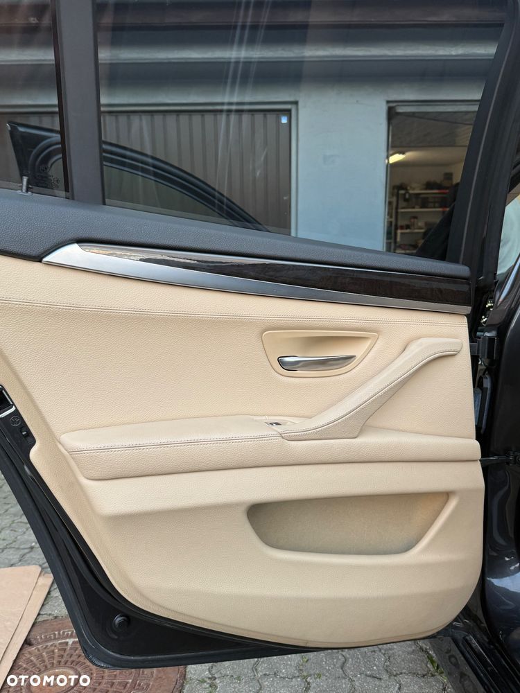 BMW Seria 5 520d xDrive - 23