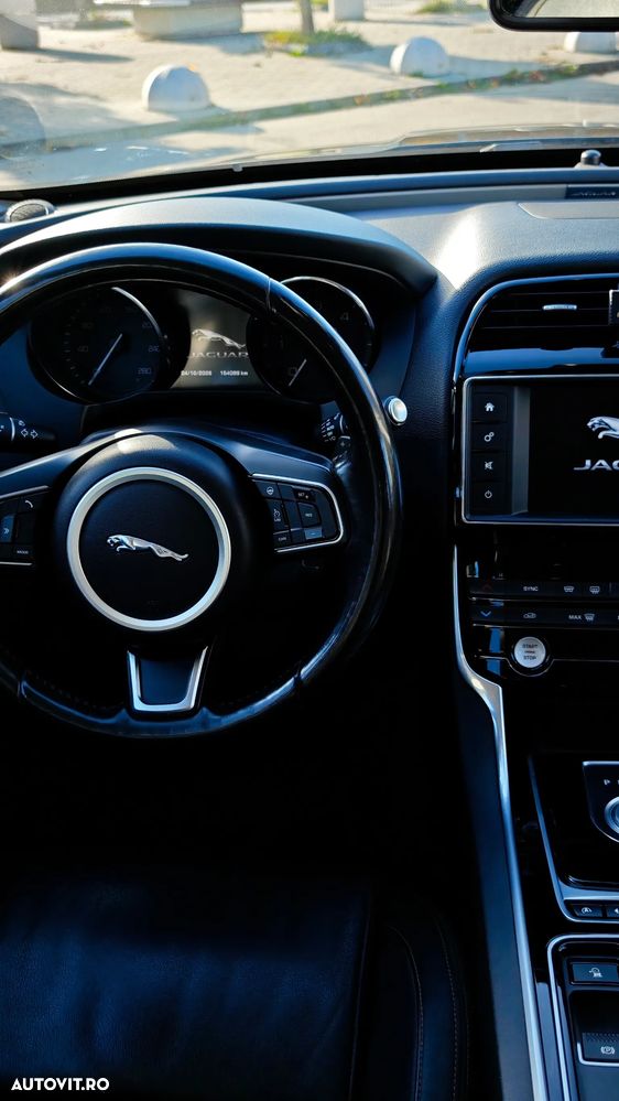 Jaguar XE - 9