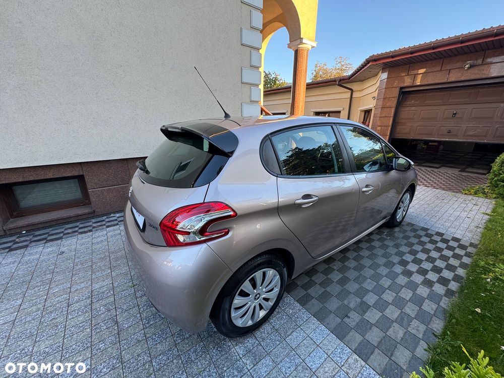 Peugeot 208 - 8