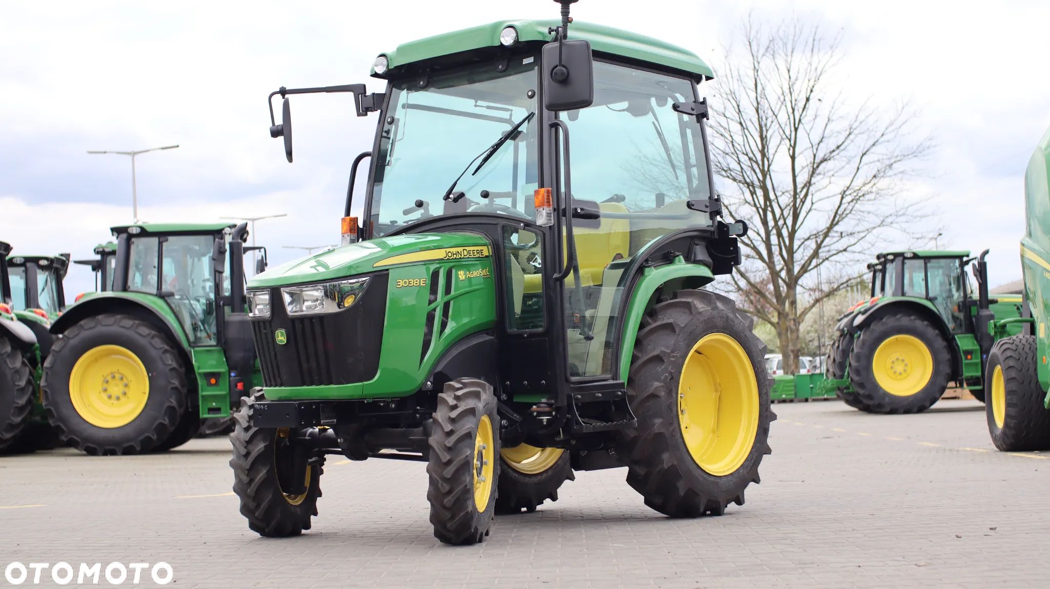 John Deere 3038E - 1