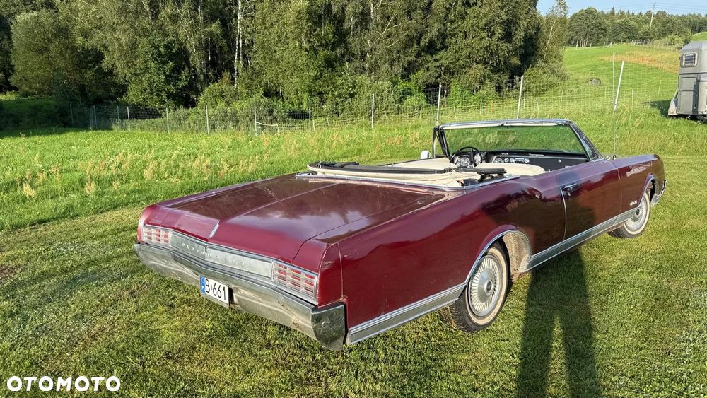 Oldsmobile Delta 88 - 22