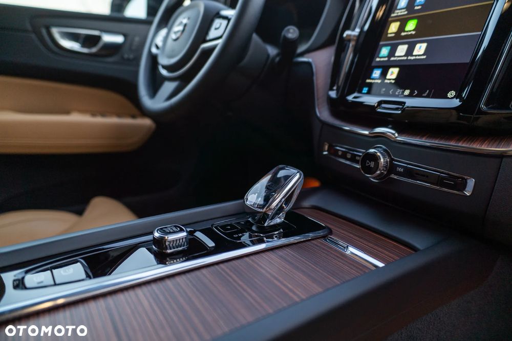 Volvo XC 60 T8 Plug-In Hybrid AWD Ultimate Dark - 24