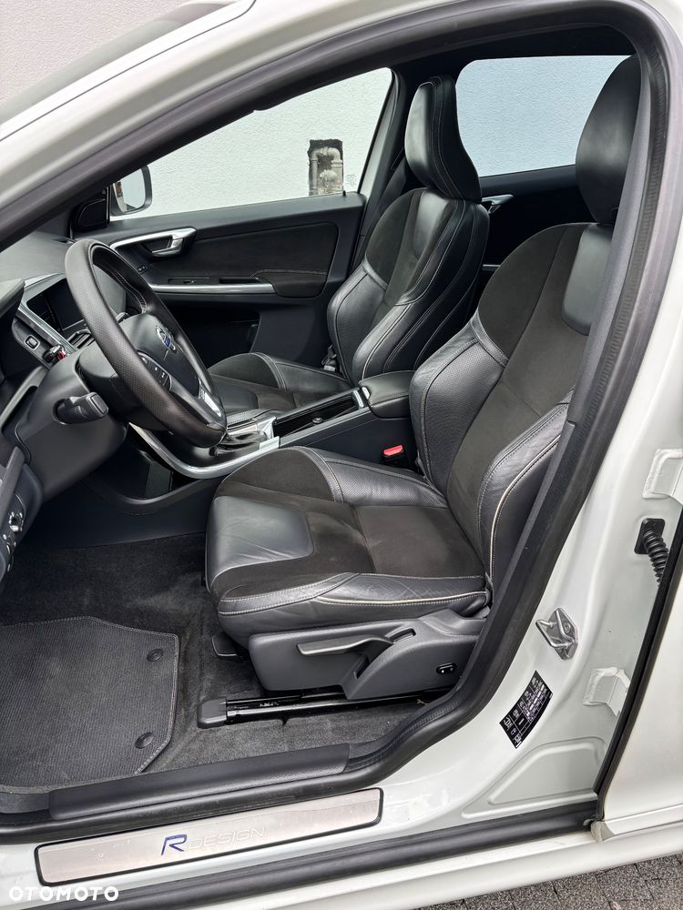 Volvo XC 60 D4 AWD Geartronic RDesign - 26