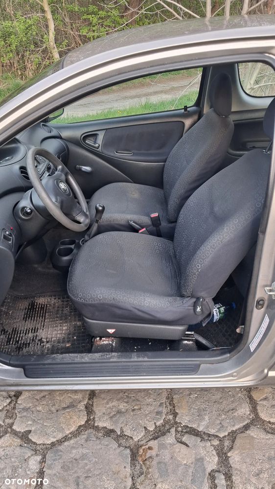 Na części Toyota Yaris I LIFT P1 silnik 1.0 1SZ-FE VVY-i lakier 1D2 skrzynia maska zderzak drzwi klapa szyba fotel kanapa lusterko lampa deska GWARANCJA !!! Przód Tył Zestaw Komplet Drzwi Klapa Zderzak Błotnik Maska Grill Atrapa Szyba Pas Lampa Lusterko Boczki Fotel Kanapa Kokpit Deska Rozdzielcza Przełącznik Włącznik Sterownik Przewody Wiązka Instalacja Moduł Komputer Czujnik Listwa Pompa Alternator Wtryski Głowica Rozrusznik Kompresor Sprzęgło Dwumas Silnik  Skrzynia ABS Klimatyzacji Paliwa Wspomagania Kolektor Turbina Przepustnica Zawór Chłodnica Koło Hak Belka Sanki Zawieszenie Mcpherson Półoś Amortyzator Wydech Tłumik Zacisk Most - 10