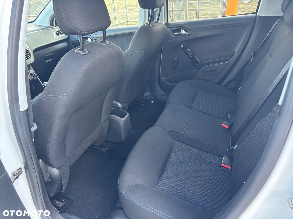 Peugeot 208 1.2 PureTech Style - 23