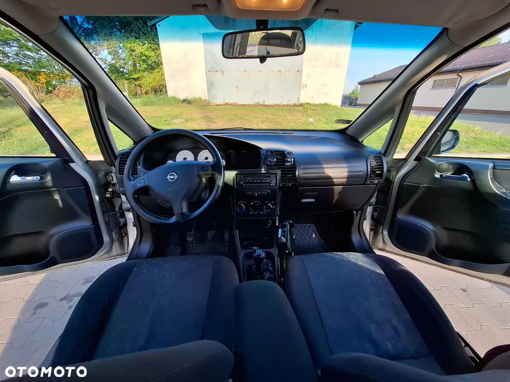 Opel Zafira 2.2 - 11