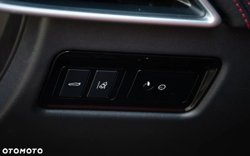 Jaguar XE - 16