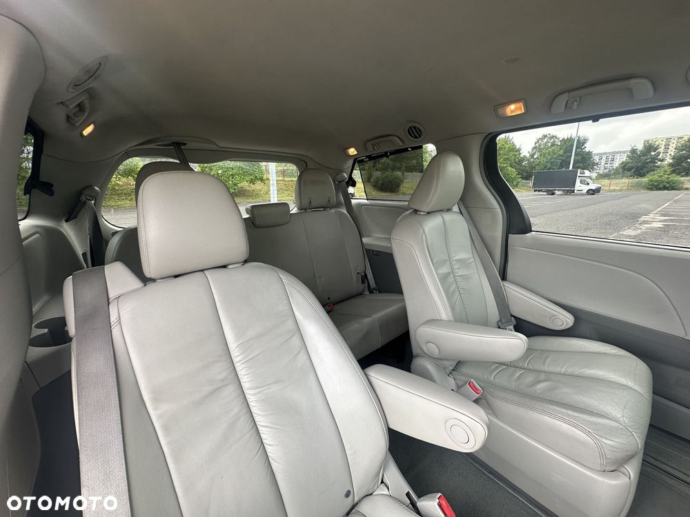 Toyota Sienna 3.5 XLE AWD - 12