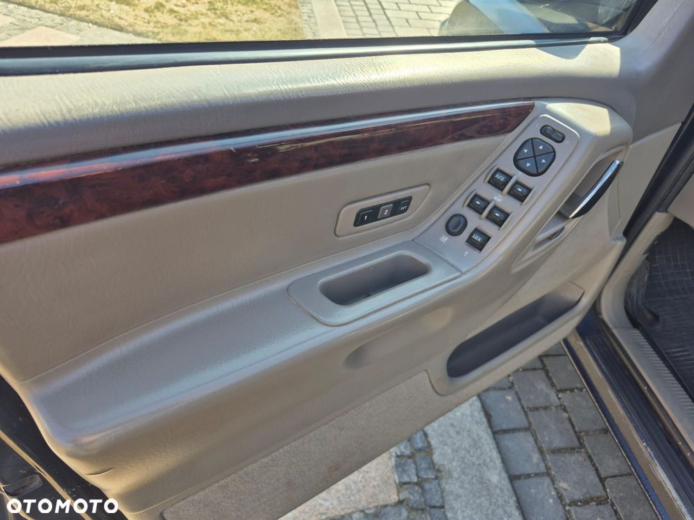Jeep Grand Cherokee - 32