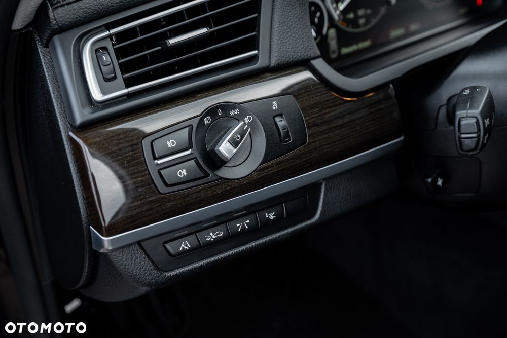 BMW Seria 7 750i xDrive - 27