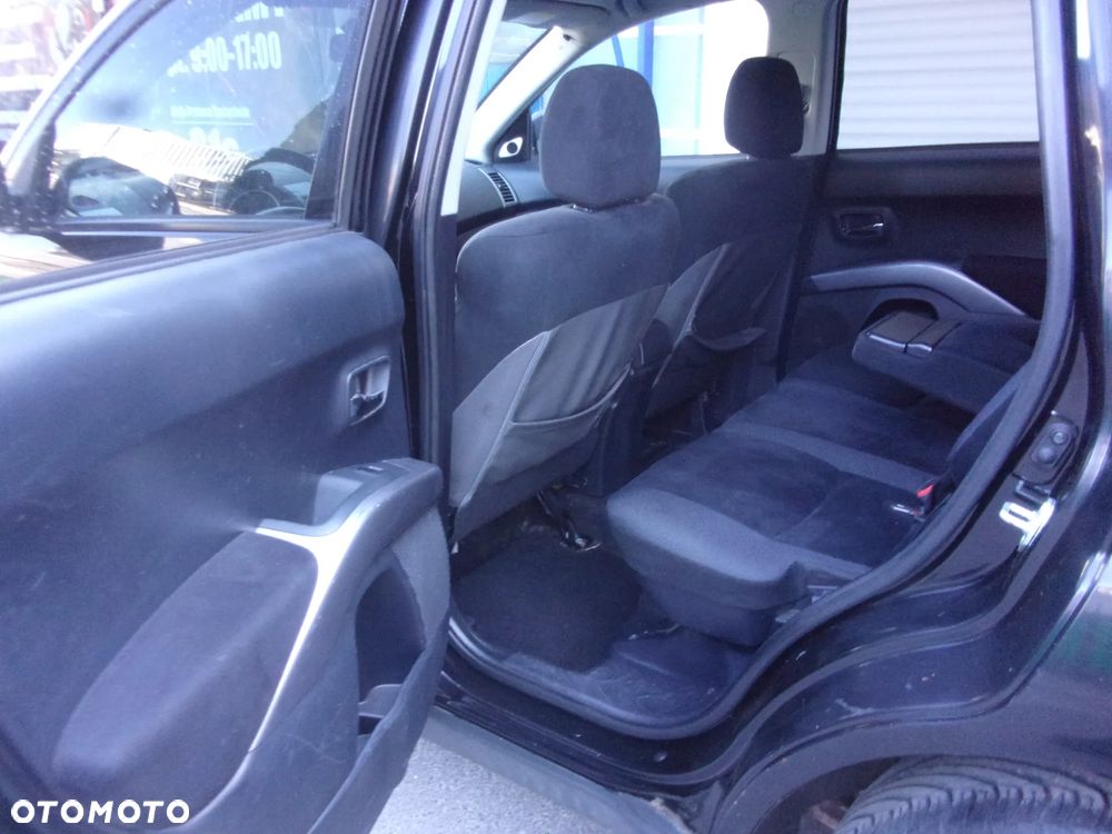 Mitsubishi Outlander - 32