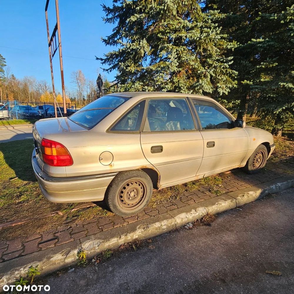 Opel Astra Classic F 1,4 B  (Z489) pojazd na części: maska, zderzak, drzwi, szyby, lusterka, chłodnica - 1