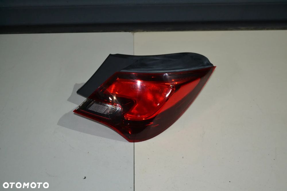 OPEL ASTRA J GTC 3D LAMPA TYŁ TYLNA PRAWA W BŁOTNIK 13281266 - 1