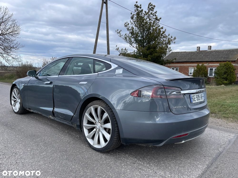 Tesla Model S - 7