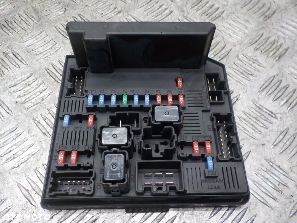 NISSAN QASHQAI J10 1.6 DCI SKRZYNKA BEZPIECZNIKÓW 284B7-BB00C