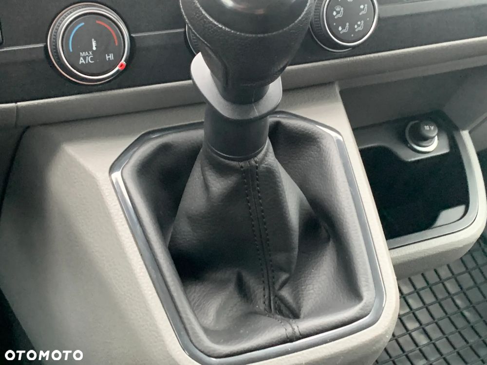 Volkswagen TRANSPORTER T6 VAN 3os. L2H1 Long MAXI WZMOCNIONY DMC3.2t. Ładowność 1242kg, Paka 3m, Homologacja VAT-1, Reflektory LED DIODOWE, Lampy tył LED, Kamera, Czujniki, Dogrzewanie Webasto 5kW, Automatyczne światła, Mocny silnik 2.0TDI DNA 150KM 6cio biegowa skrzynia biegów! Kolor srebrny Reflex Metalik, ZABUDOWA ładowni wraz z podsufitką i oś. LED! Fabryczny alarm, Przebieg tylko 53tys.km! - 24