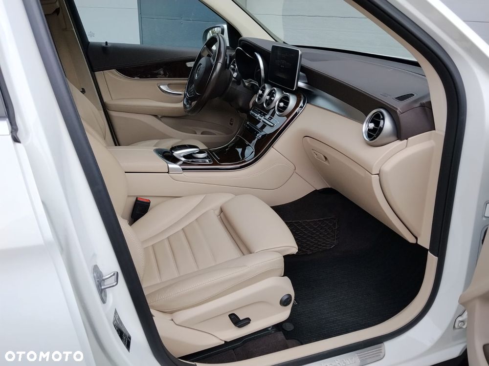 Mercedes-Benz GLC 250 4Matic 9G-TRONIC AMG Line - 11