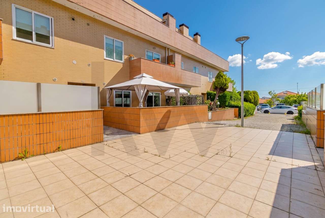 Apartamento T1+1 renovado com terraço e garagem box em Oliveira do Dou - Grande imagem: 2/37