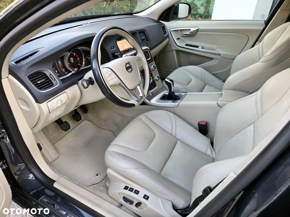 Volvo V60 D2 Summum - 12