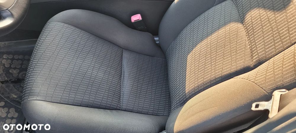 Toyota Avensis 1.8 Sol - 11