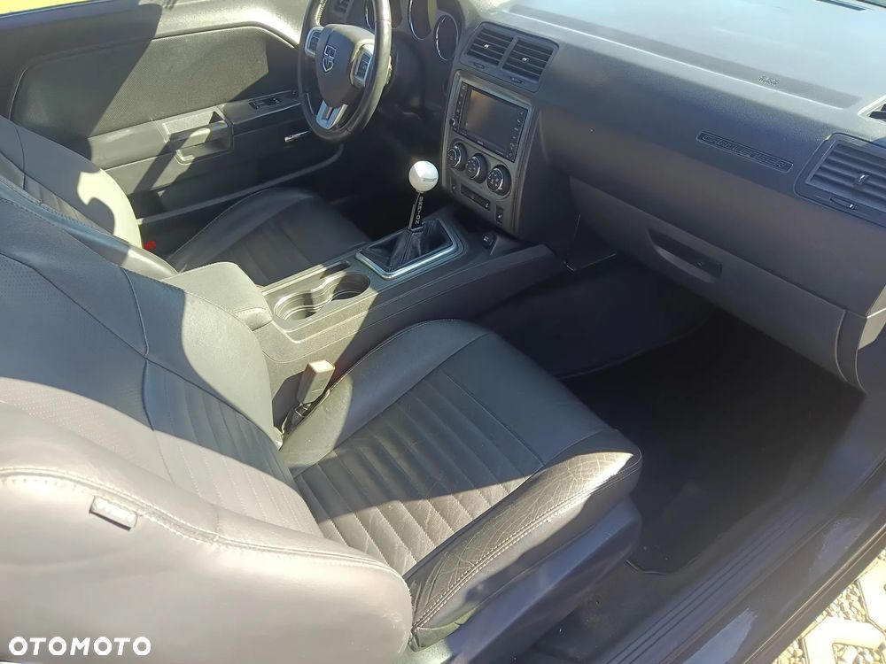 Dodge Challenger - 10