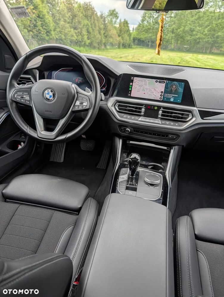 BMW Seria 3 330d xDrive MHEV - 17