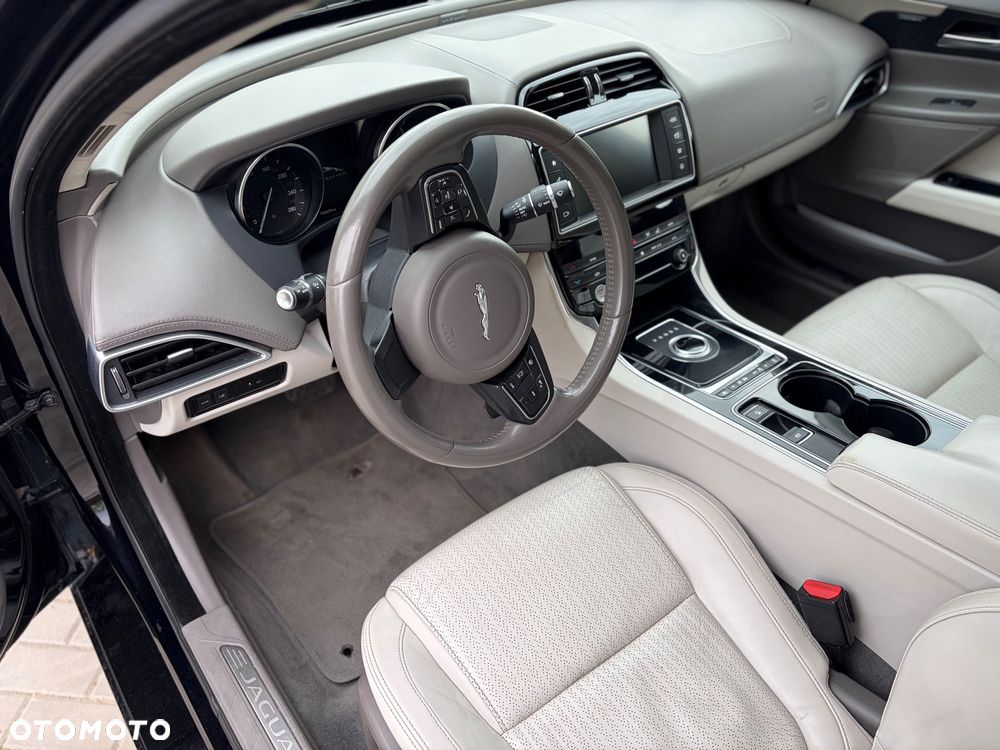Jaguar XE 2.0 T Prestige - 8