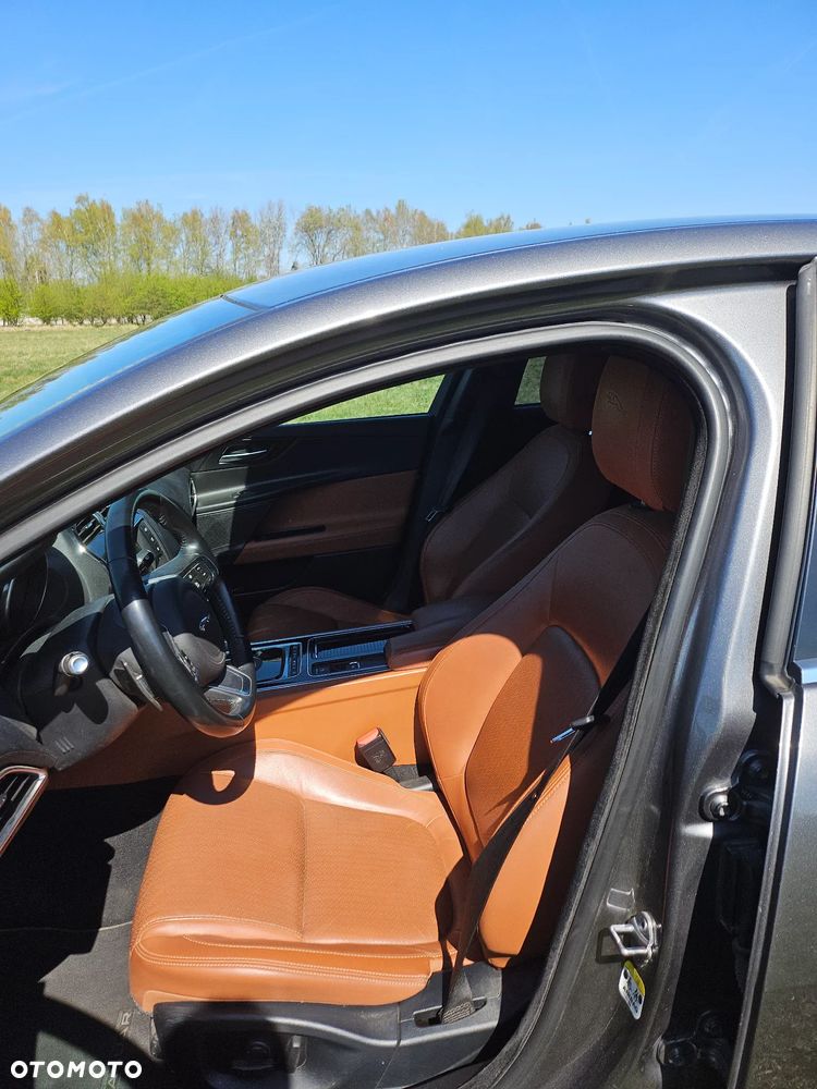 Jaguar XE 2.0 D AWD R-Sport - 8