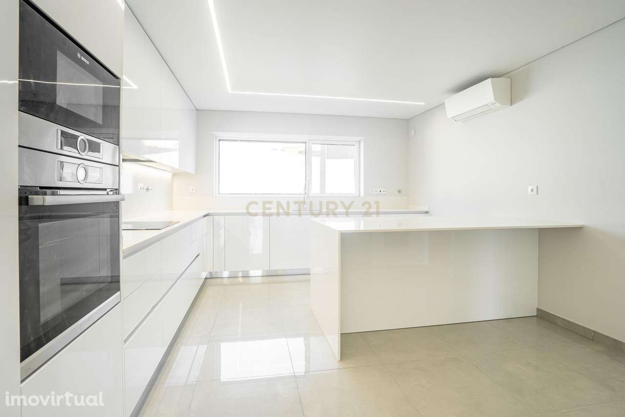 Moradia T4 com 3 Suites - Grande imagem: 3/35