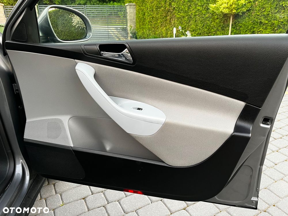 Volkswagen Passat 1.6 Exclusive - 23