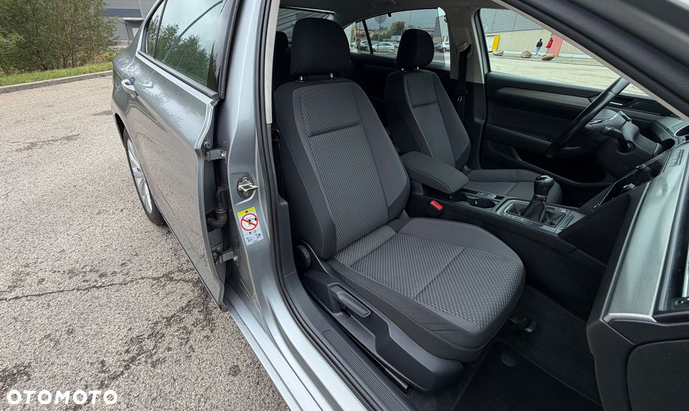 Volkswagen Passat 1.6 TDI BMT Comfortline - 19