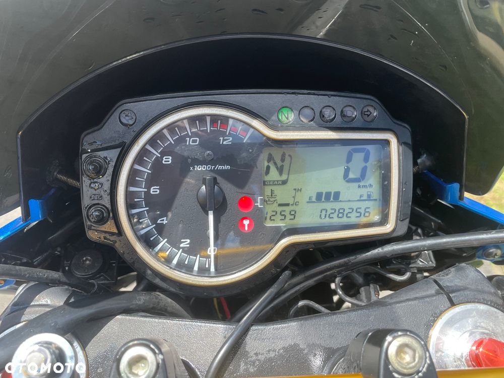 Suzuki GSR - 6