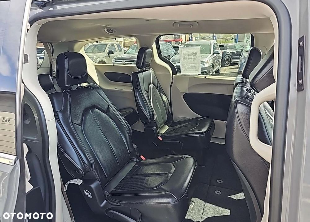 Chrysler Pacifica - 12