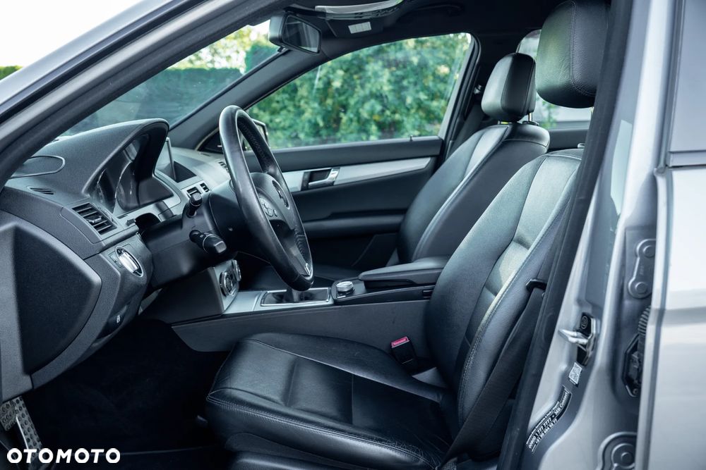 Mercedes-Benz Klasa C 180 CGI BlueEFFICIENCY Avantgarde - 18