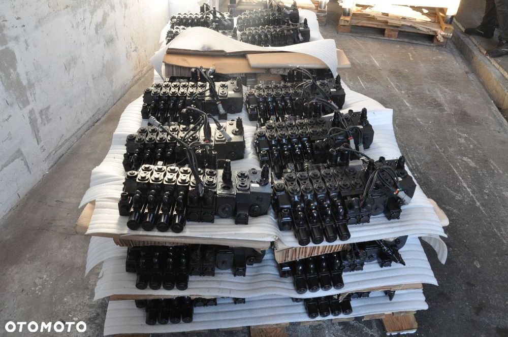 ROZDZIELACZ HYDRAULICZNY WALVOIL MANITOU MT1440 MT1840 NOWY !!! 113700081 - 9
