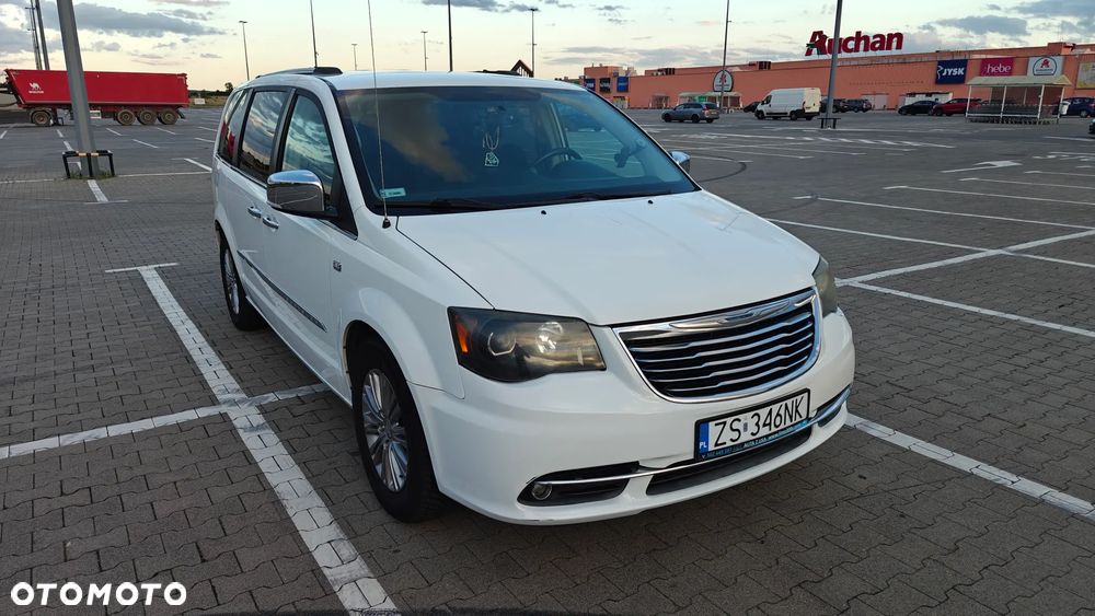 Chrysler Town & Country - 3