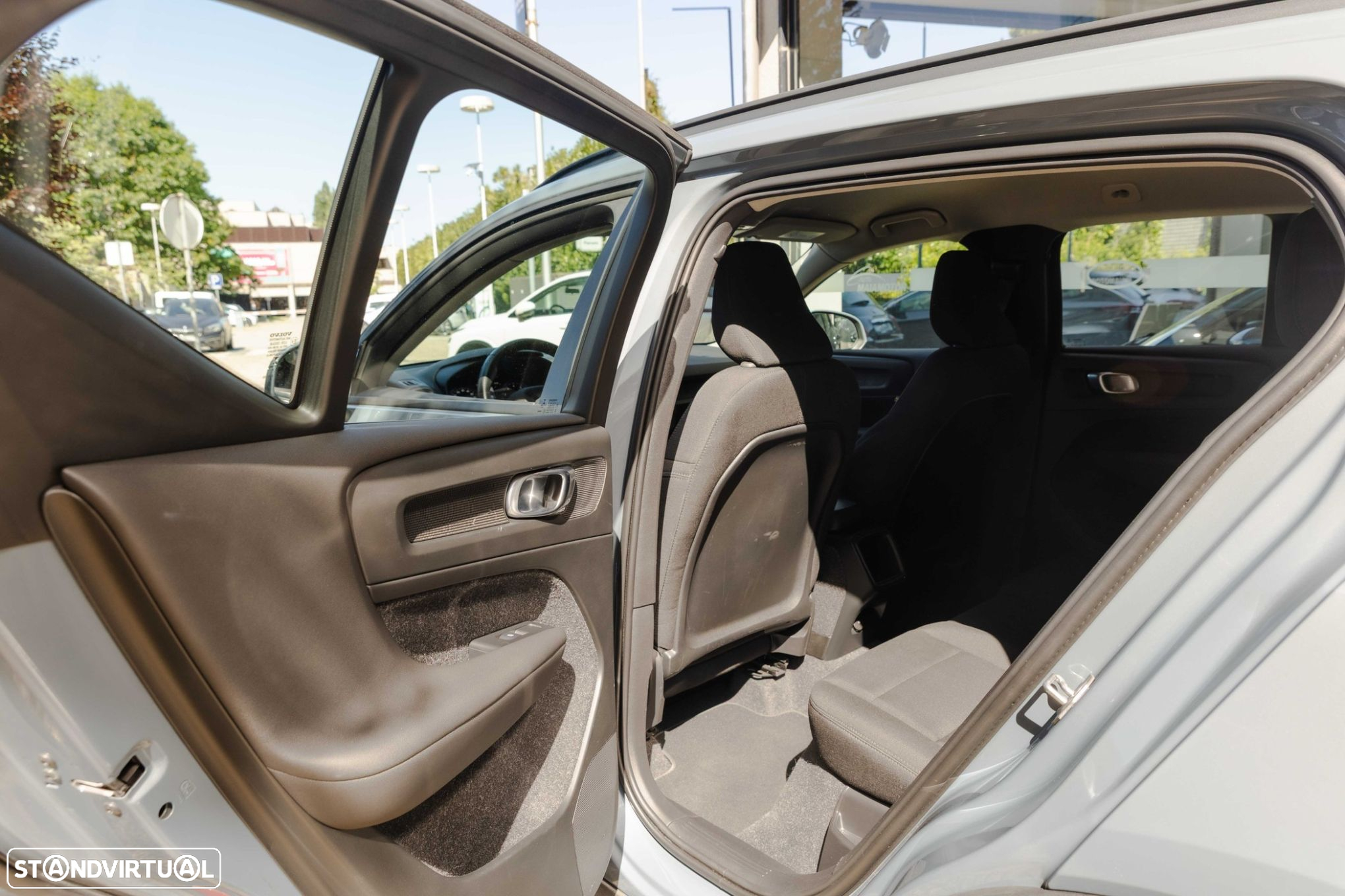 Volvo XC 40 1.5 T2 Momentum Core Geartronic - 16