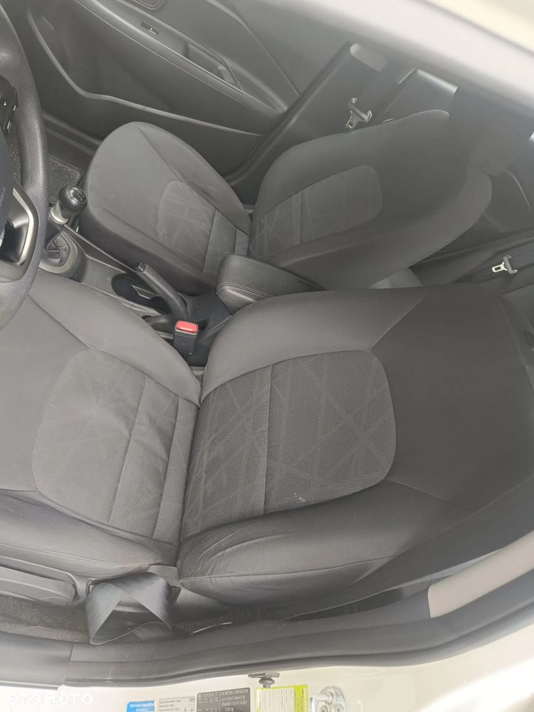 Kia Rio - 10