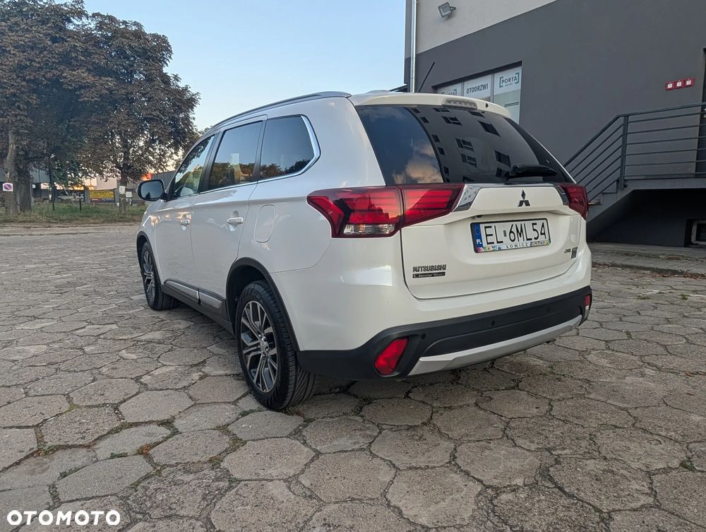 Mitsubishi Outlander - 2