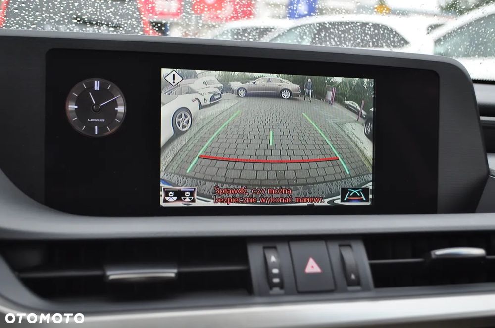Lexus ES 300h Business Edition + - 38