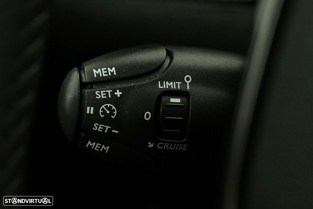 Peugeot 2008 1.2 PureTech Allure - 17