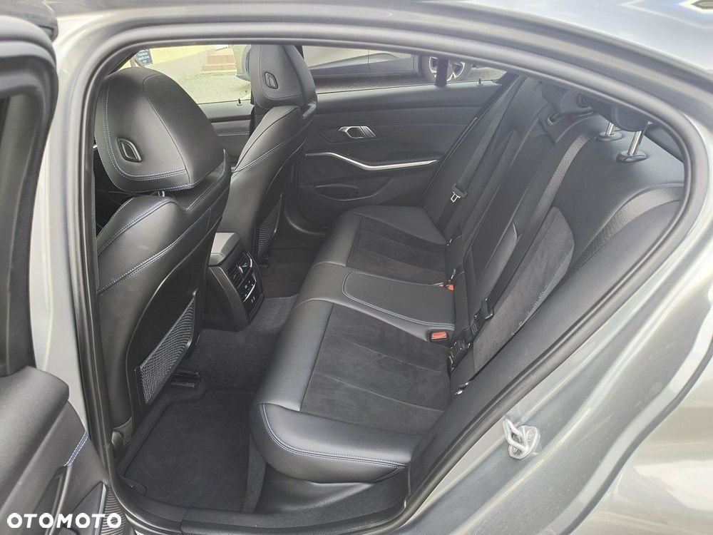 BMW Seria 3 320i Edition M Sport Shadow - 14