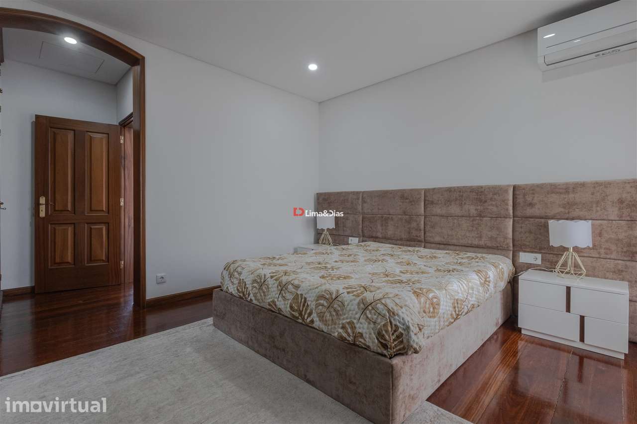 Moradia de Prestígio com Espaço, Conforto e Potencial Único - Grande imagem: 4/27