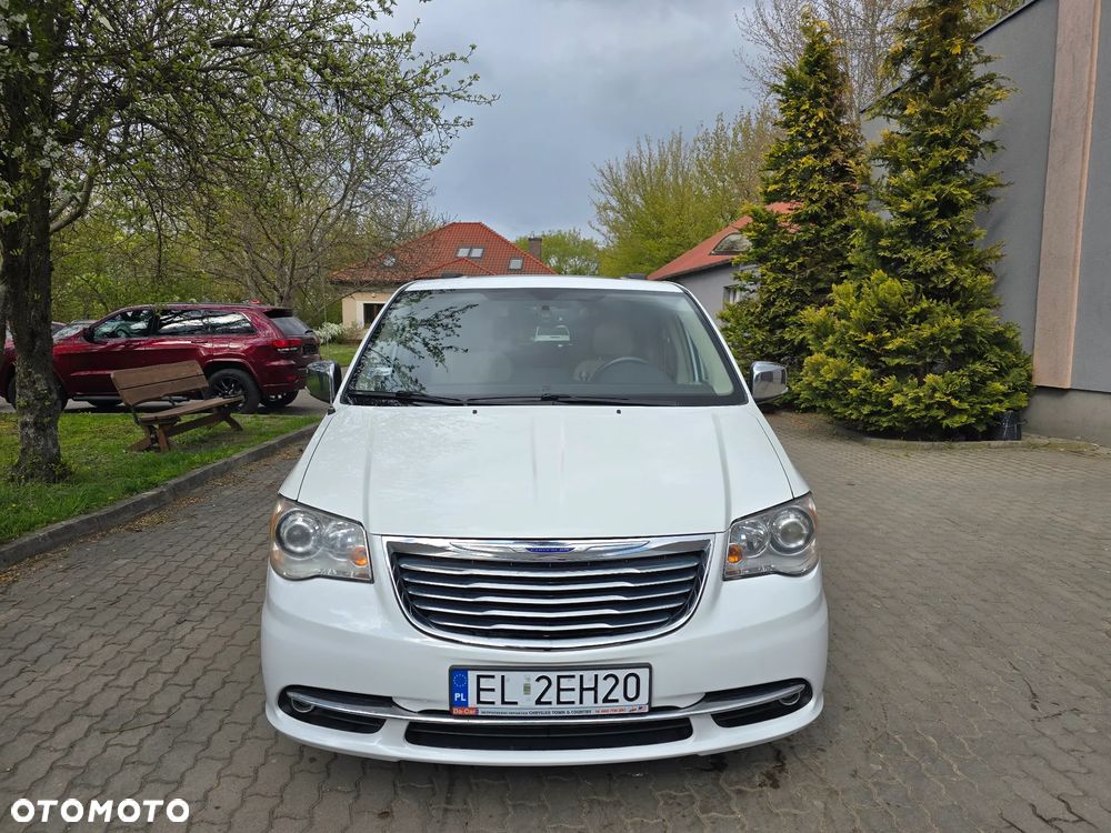 Chrysler Town & Country - 2