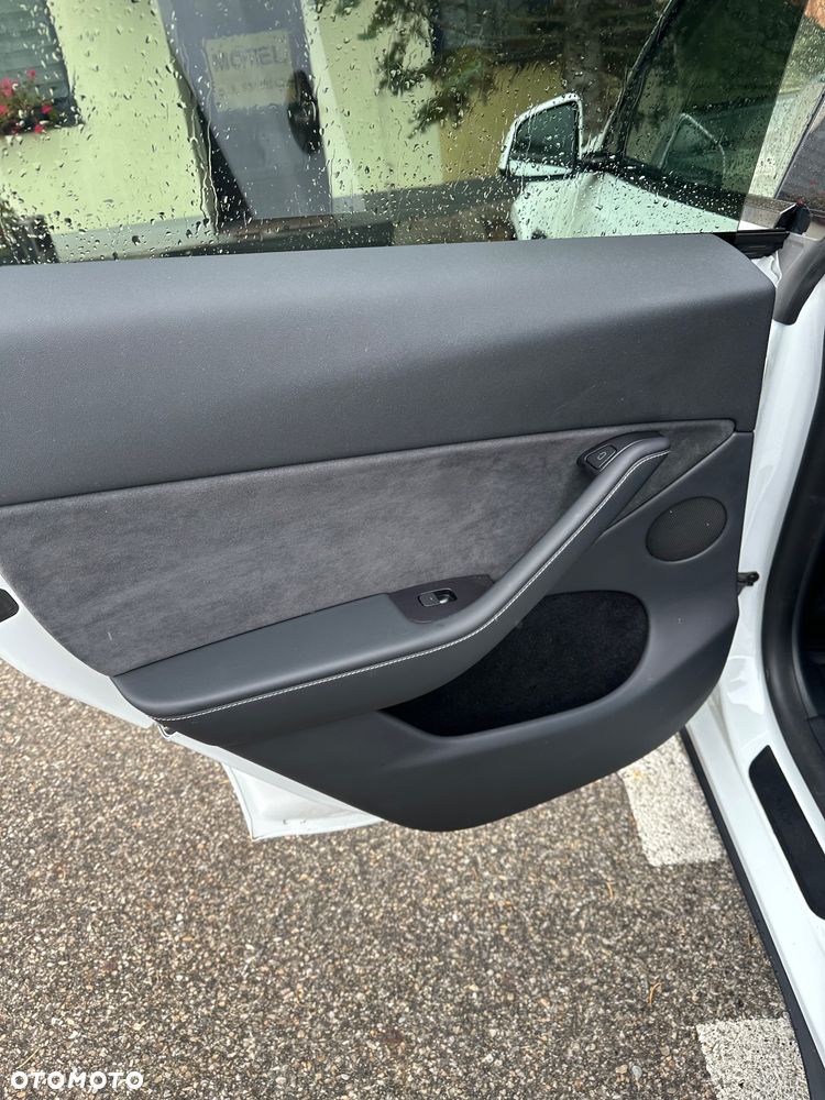 Tesla Y Long Range AWD - 18